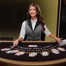 Meja Bandar Poker cektoto dengan dealer dan pemain dalam sesi langsung